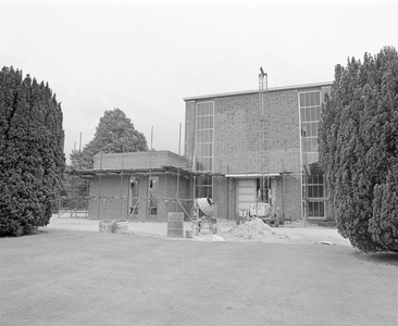 881077 Gezicht op de aula van de 3e Algemene Begraafplaats Tolsteeg (Opaalweg) te Utrecht, tijdens een verbouwing.